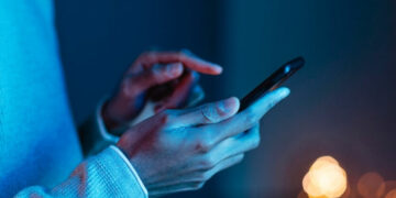 Отключения света: что изменится с интернетом и мобильной связью в Украине