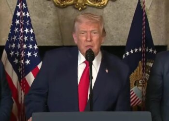 "Всі втомилися від цієї війни": Трамп зробив заяву щодо "мирних переговорів"