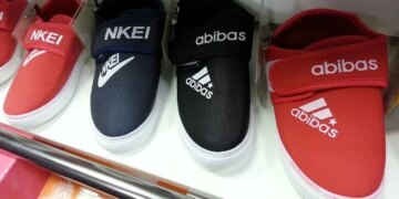 Навіть військову форму замовляють у Китаї: російська модна індустрія зіткнулася з падінням попиту та закриттям магазинів