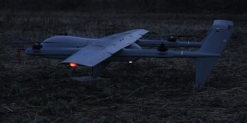 Атака дронів: в аеропорту Внуково часткові обмеження польотів, міноборони рф рапортує про десятки збитих безпілотників