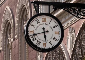 Валютні інтервенції НБУ в листопаді зменшились на 1%, гривня подешевшала до долара на 0,5%