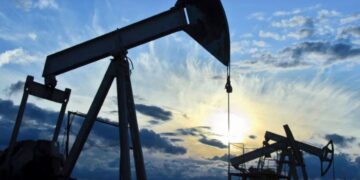 Нефть умеренно дешевеет, Brent торгуется чуть ниже $62 за баррель