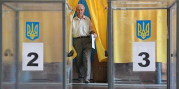 Миллионы украинцев за границей: ЦИК указала на сложность подсчета избирателей