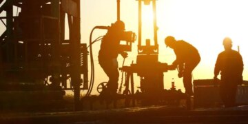 Ціни на нафту трохи зросли після найбільшого річного падіння з 2020 року