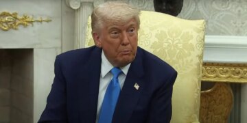 Трамп заявив, що його влада як головнокомандувача обмежена лише власною мораллю – NYT