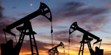 Виробництво нафти в рф різко впало в грудні через санкції США та атаки України – Bloomberg