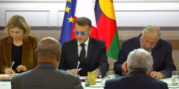 Макрон з'явився в сонцезахисних окулярах на зустрічі в Єлисейському палаці