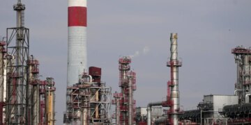 Угорська MOL підписала попередню угоду з купівлі сербської NIS у російської "газпром нафти"