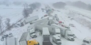 Понад 100 автомобілів зіткнулися на трасі в Мічигані через потужний снігопад: є поранені