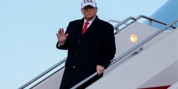 Літак Трампа здійснив вимушену посадку на шляху до Давосу через проблеми з електропроводкою