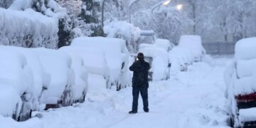 Потужні снігопади та шторми паралізували енергетику та транспорт у Європі