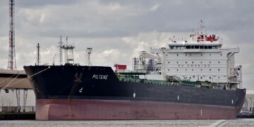 Іспанське судно "врятувало" танкер "тіньового флоту" під санкціями ЄС за перевезення російської нафти