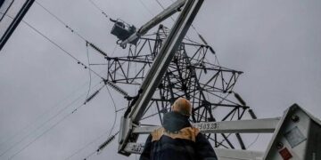 Необходимо создать энергетические батальоны для прифронта и обеспечить доплаты ремонтным бригадам энергетиков – Шмыгаль