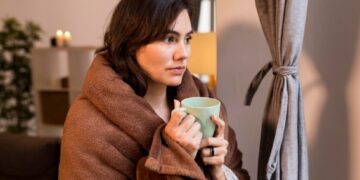 Правило трех слоев: украинцам объяснили, как согреться в холодной квартире