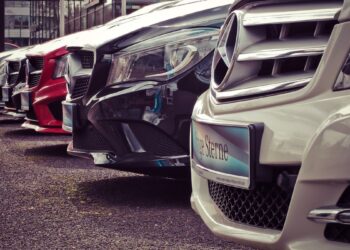 Налогом “на роскошь” в 2026 году будут облагаться более 20 марок легковых автомобилей стоимостью от 3,24 млн грн