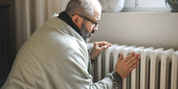 За холод в квартирах заплатят жильцы: эксперт вскрыл механизм обмана коммунальщиков