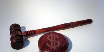 ДБР: суд стягнув у дохід держави активи родини колишнього посадовця екологічної інспекції на понад 20 млн грн