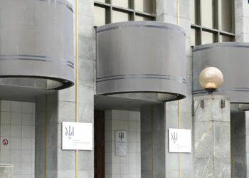 ВАКС взыскал в доход государства 25% акций ПАО “Крюковский вагоностроительный завод” россиянина Гамзалова