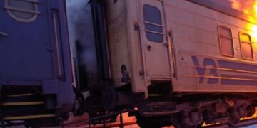 Россия ударила “Шахедами” по пассажирскому поезду на Харьковщине: есть раненые