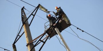 В Украине начали вводить аварийные отключения света: где не действуют графики