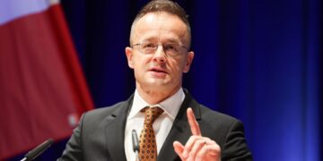 Венгрия продолжает скандалить с Украиной: к Обрану подключился Сийярто