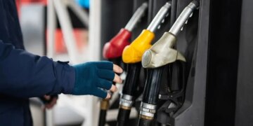 Україна стикається з дефіцитом арктичного дизелю через негоду в Польщі: що робити водіям