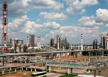 волгоградський НПЗ призупинив роботу після удару дронів – Reuters