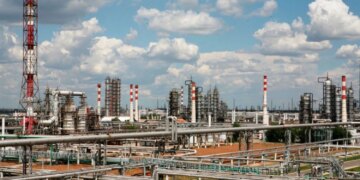 волгоградський НПЗ призупинив роботу після удару дронів – Reuters