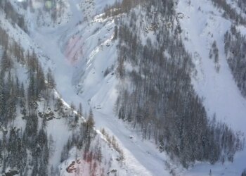 Двоє лижників загинули в Альпах через сходження лавини на масиві Монблан