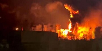 Масштабна пожежа спалахнула на НПЗ у краснодарському краї через атаку безпілотників