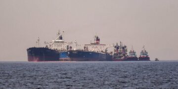 Теневой флот РФ захлебывается: миллионы баррелей нефти некуда девать из-за бойкота покупателей