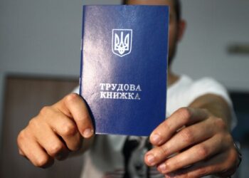 Трудовая книжка с ошибками или утеряна: как подтвердить стаж для пенсии