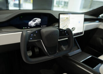 Китай запрещает руль-штурвал в авто вслед за скрытыми ручками: все — в стиле Tesla