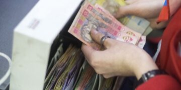 Проверьте свои заначки: НБУ выводит из обращения “старые” гривны – нужно ли их менять