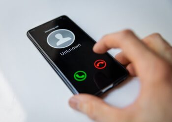 Знают даже дату рождения: украинцев предупредили о новой схеме хищения денег с карт