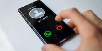 Знают даже дату рождения: украинцев предупредили о новой схеме хищения денег с карт