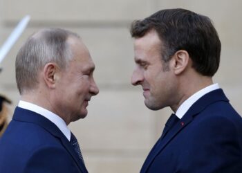 Макрон призвал ЕС возобновить диалог с Россией без давления на Украину