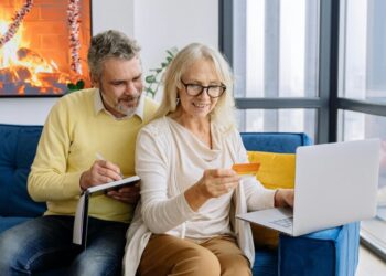 В 10 раз больше, чем дома: как украинцам в Польше оформить пенсию в 23 тысячи гривен