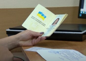 Паспорт и ID-карта признаны недействительными: украинцам указали на выход