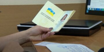 Паспорт и ID-карта признаны недействительными: украинцам указали на выход