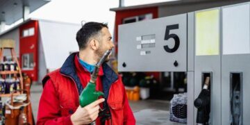 Цены как в Польше: почему топливо в Украине стремительно дорожает