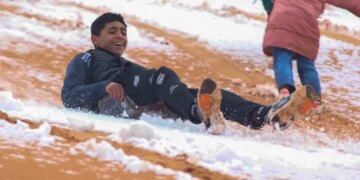 Пустелю Сахара в Алжирі вкрив сніг через аномальне зниження температури