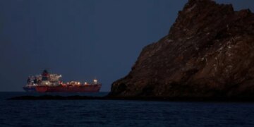 Іран може дозволити пропуск нафтових танкерів через Ормузьку протоку за однієї умови – CNN