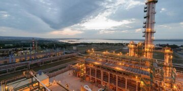 саратовський НПЗ зупинив роботу після атаки дронів виникла пожежа