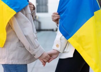 Еще одна страна ЕС свернет помощь украинцам: придется искать жилье