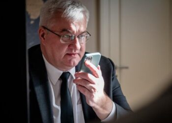 Угорщина фактично взяла в заручники 7 працівників Ощадбанку і викрала гроші – Сибіга