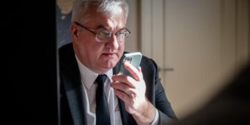 Угорщина фактично взяла в заручники 7 працівників Ощадбанку і викрала гроші – Сибіга