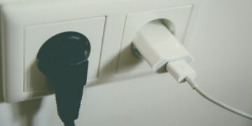 НЭК “Укрэнерго”: Ограничение поставок э/э в понедельник будут применять с 8 утра в части регионов Украины