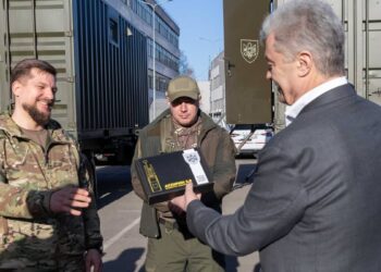 Порошенко передав техніку і дрони у 19 підрозділів Сил оборони