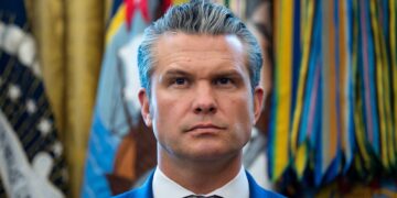 Ормузский пролив открыт, мешает только Иран: Гегсет сделал противоречивое заявление